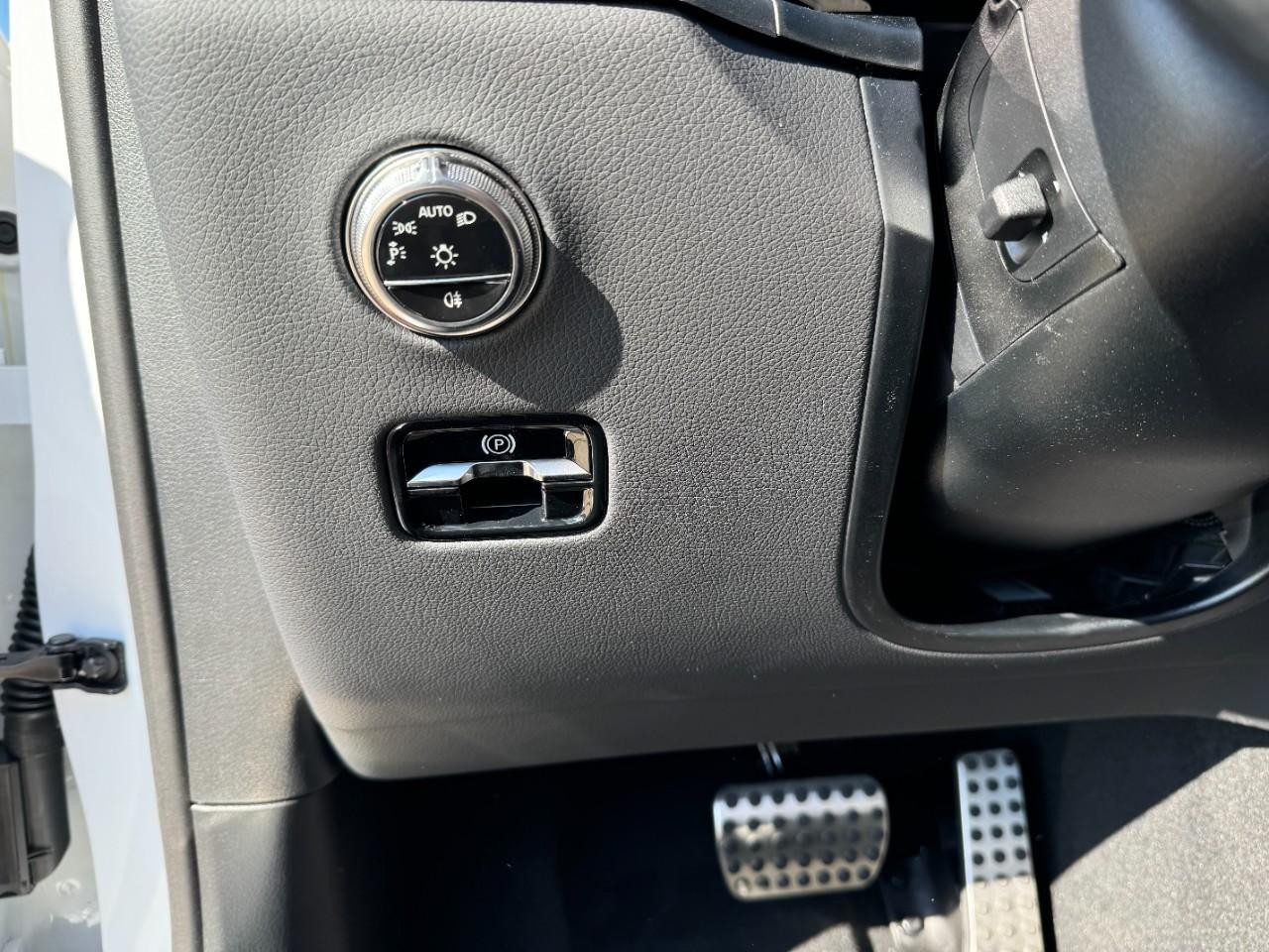 Mercedes-Benz GLC Vehicle Full-screen Gallery Image 30