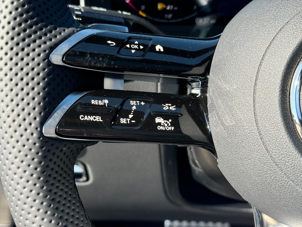 Mercedes-Benz GLC Vehicle Full-screen Gallery Image 31