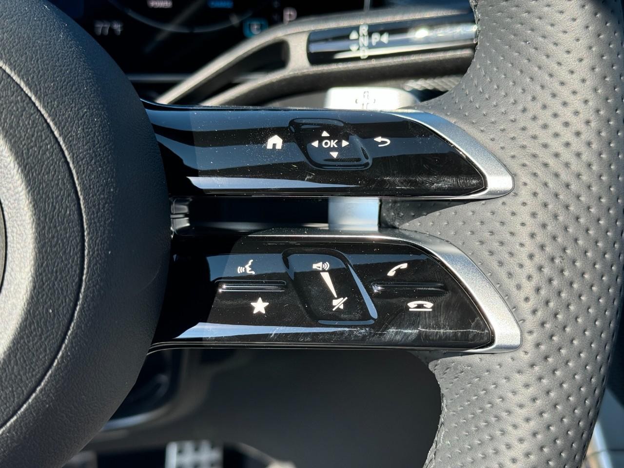 Mercedes-Benz GLC Vehicle Full-screen Gallery Image 32