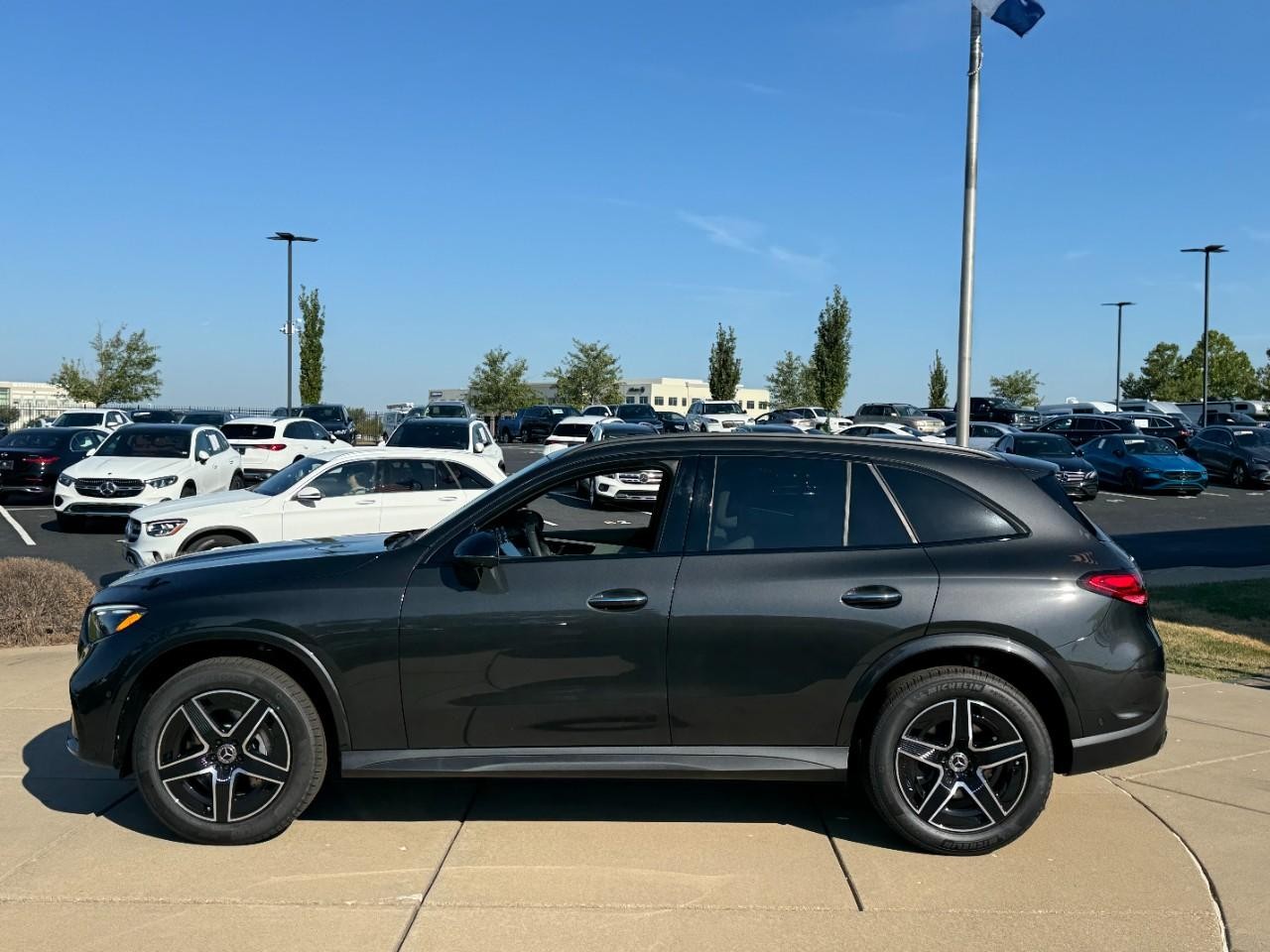 Mercedes-Benz GLC Vehicle Full-screen Gallery Image 2