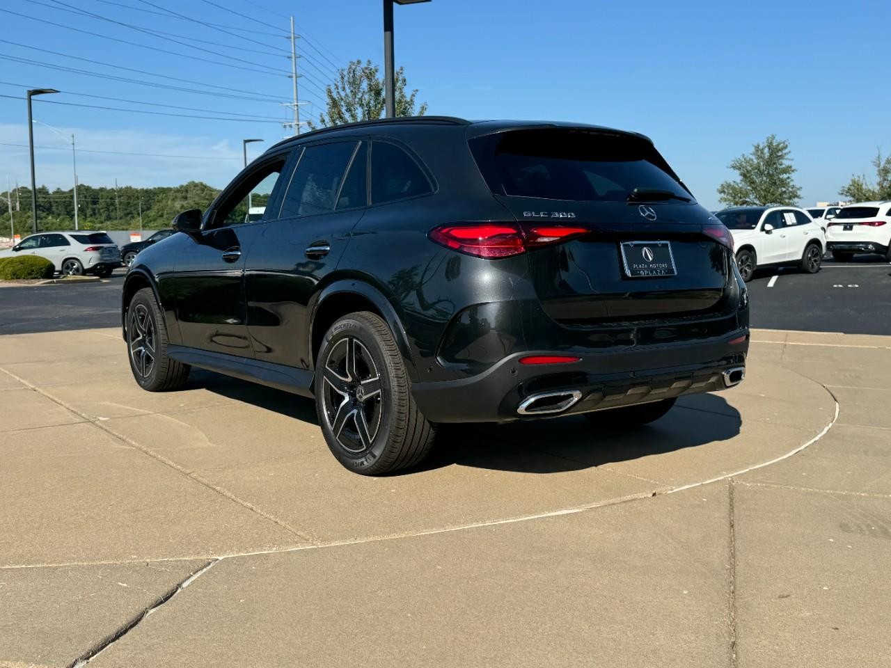 Mercedes-Benz GLC Vehicle Full-screen Gallery Image 3