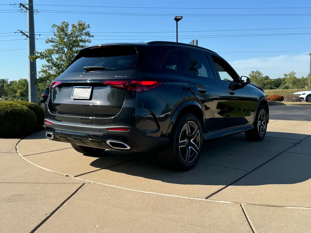 Mercedes-Benz GLC Vehicle Full-screen Gallery Image 4