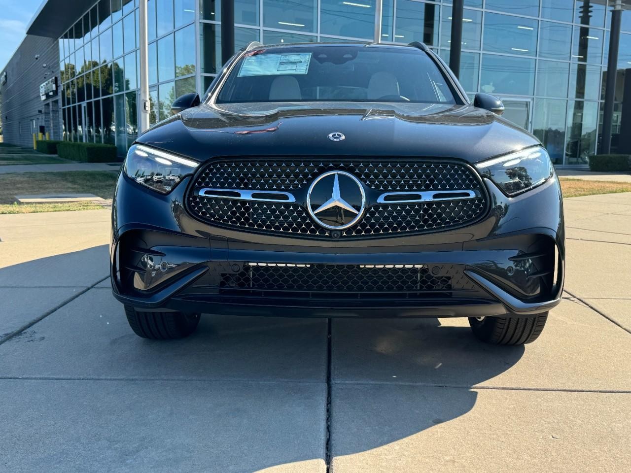 Mercedes-Benz GLC Vehicle Full-screen Gallery Image 7