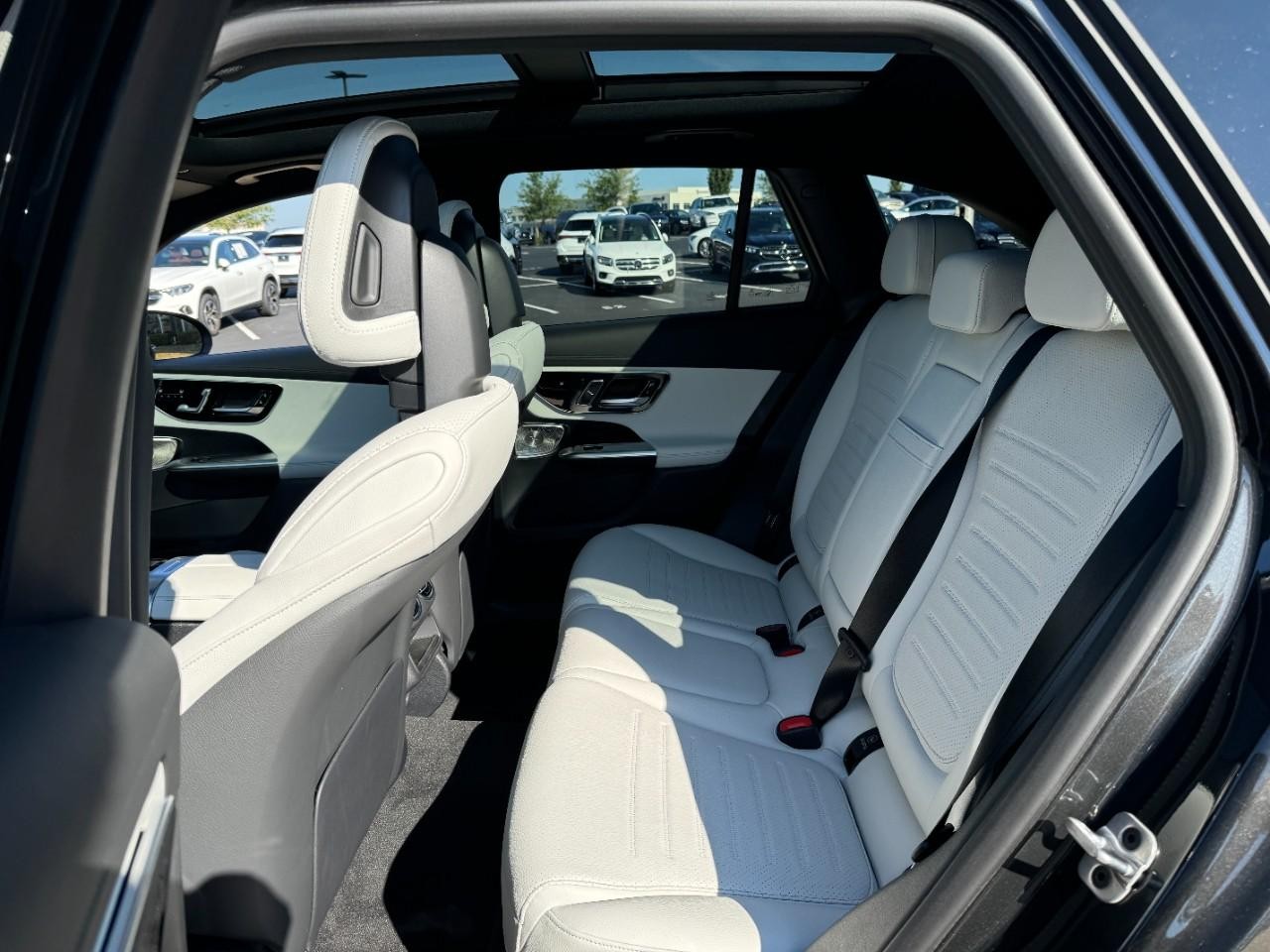 Mercedes-Benz GLC Vehicle Full-screen Gallery Image 8