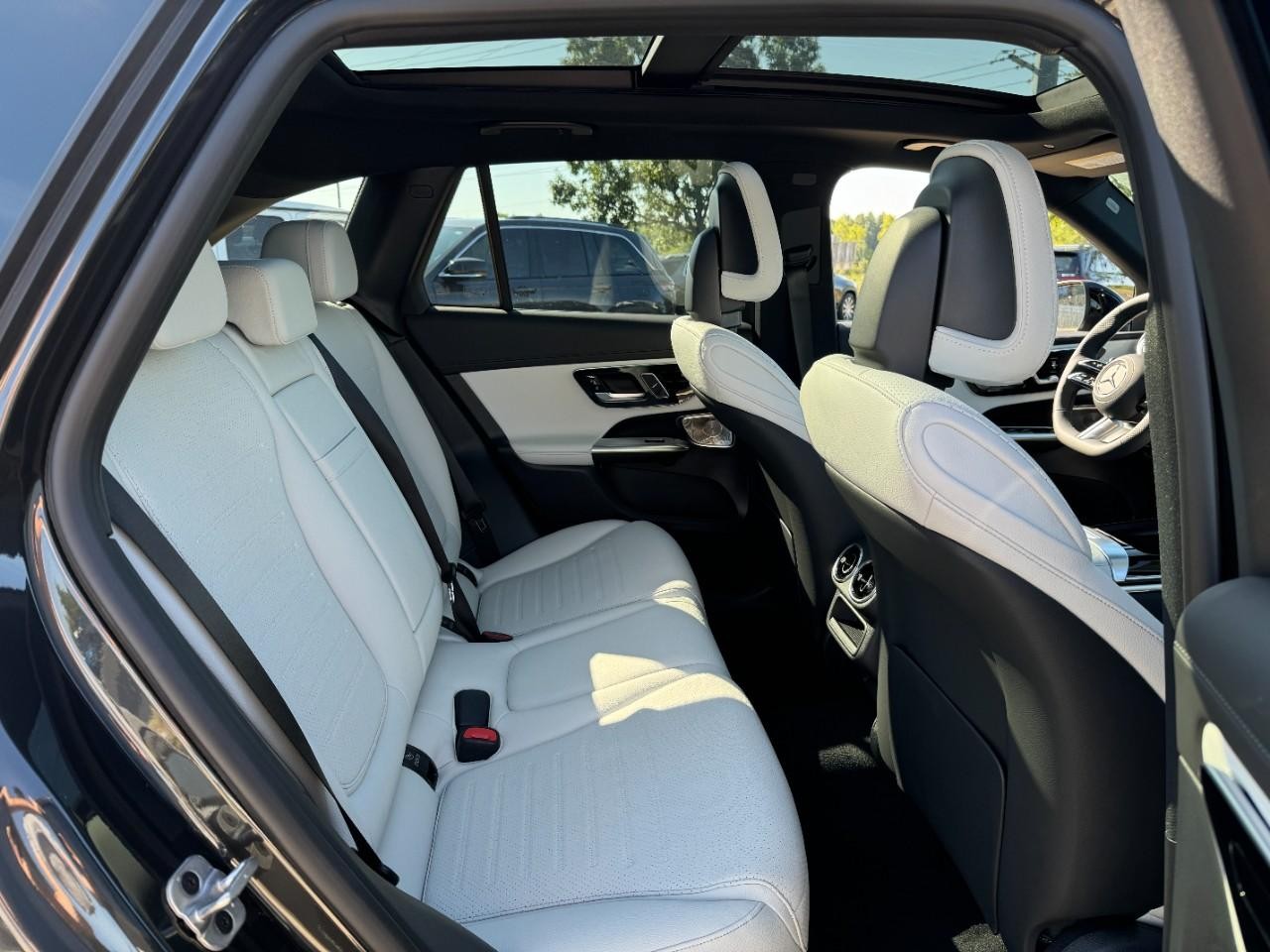 Mercedes-Benz GLC Vehicle Full-screen Gallery Image 10