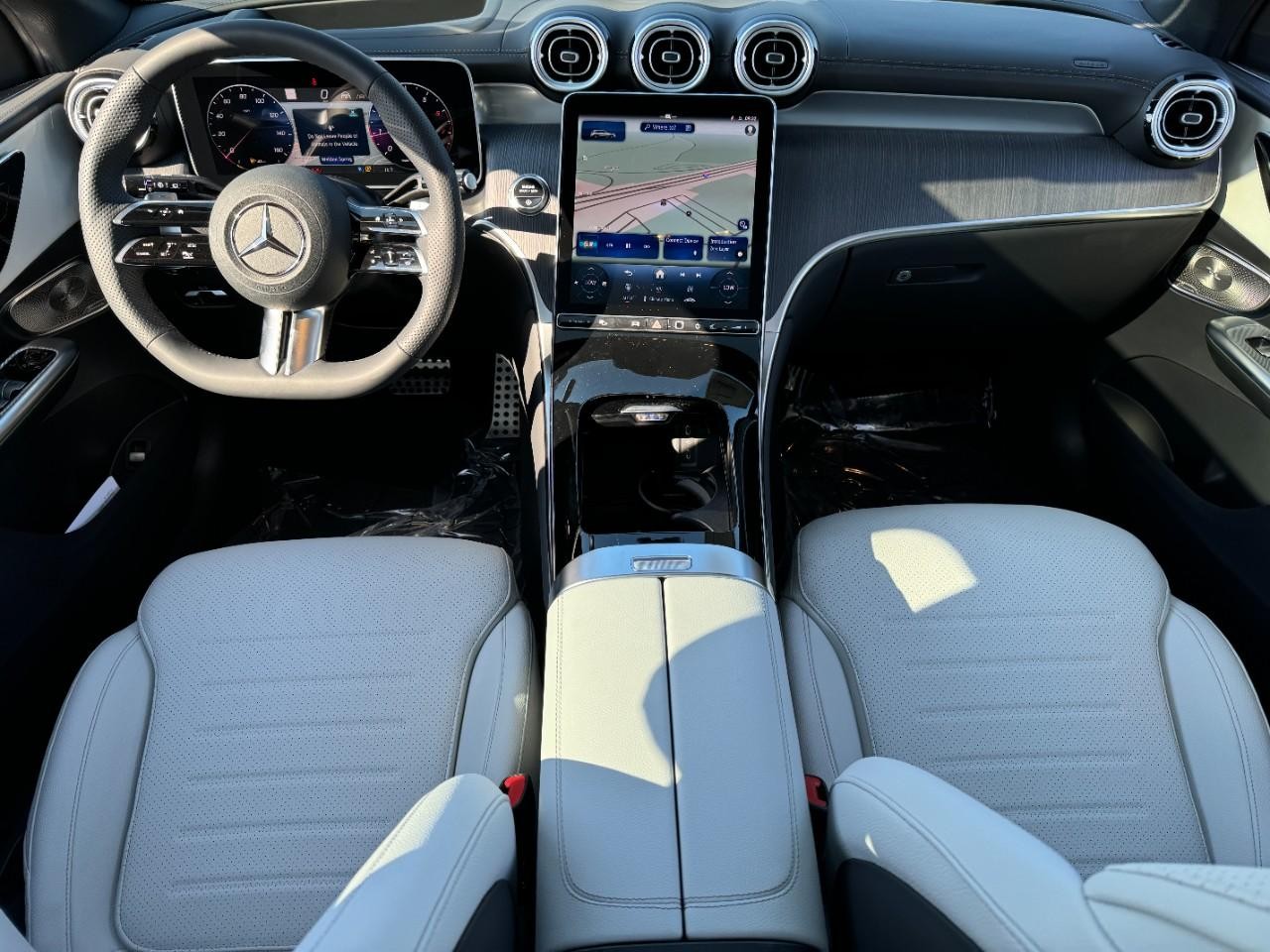 Mercedes-Benz GLC Vehicle Full-screen Gallery Image 12