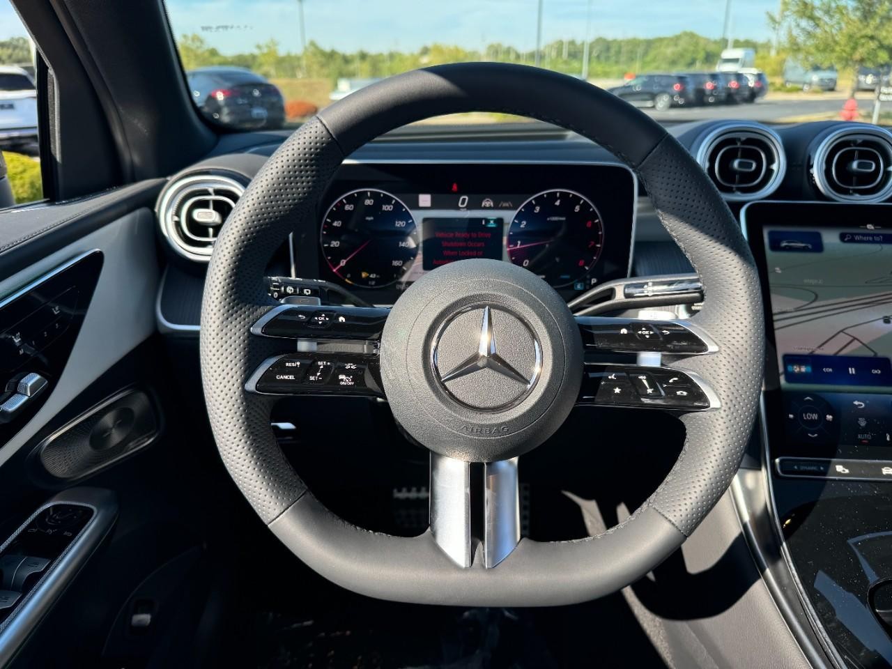 Mercedes-Benz GLC Vehicle Full-screen Gallery Image 13