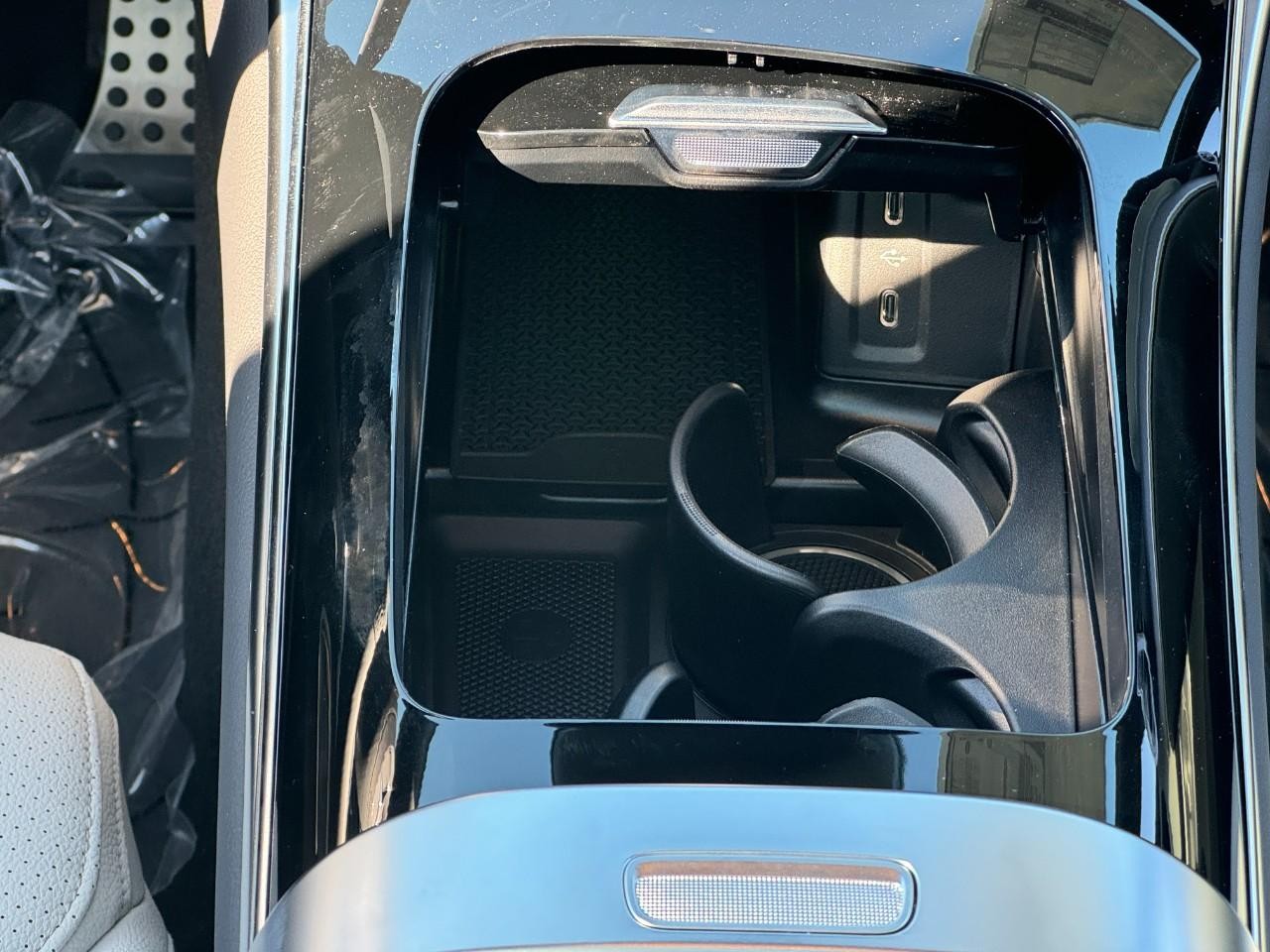 Mercedes-Benz GLC Vehicle Full-screen Gallery Image 15