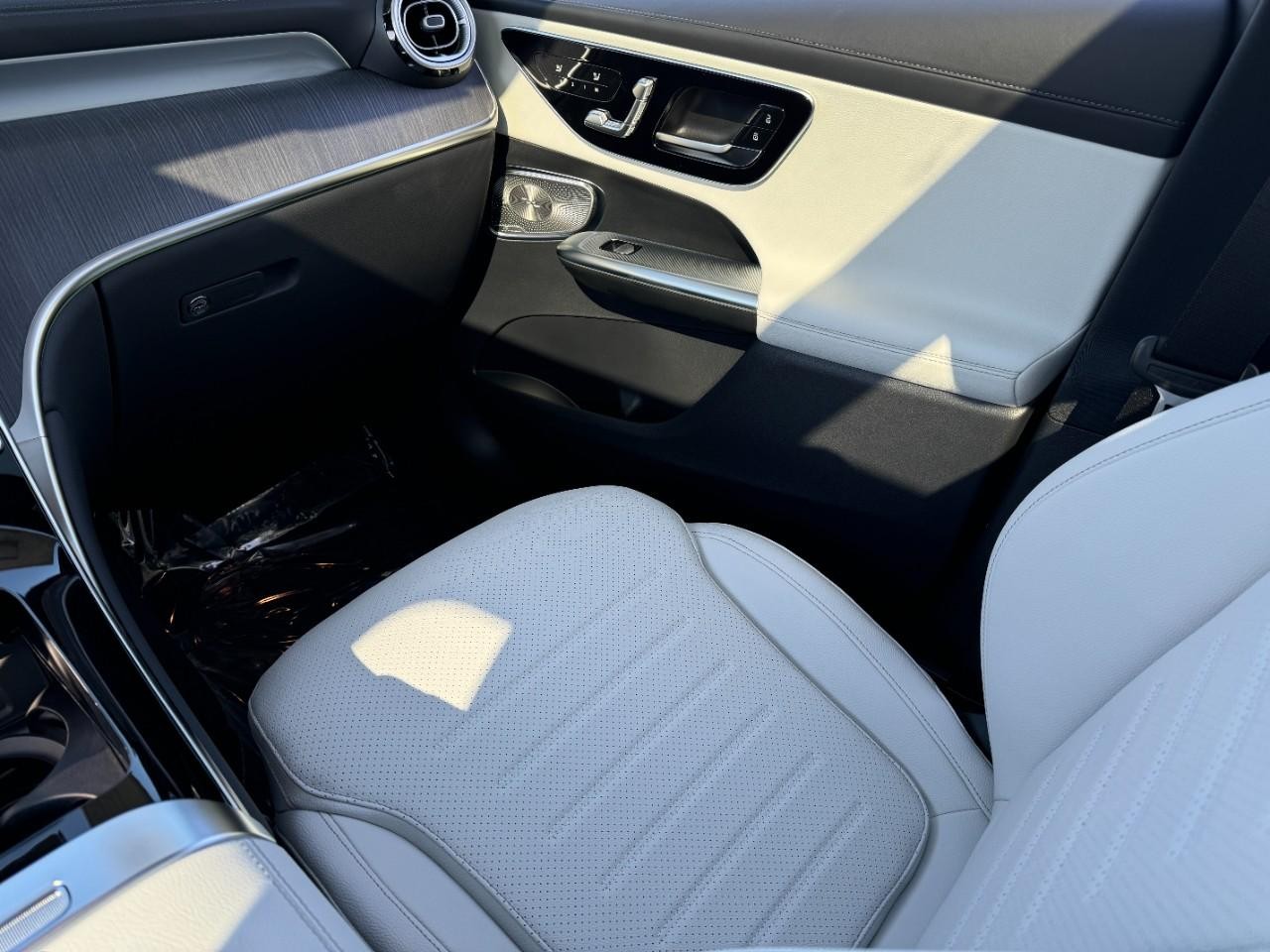 Mercedes-Benz GLC Vehicle Full-screen Gallery Image 16