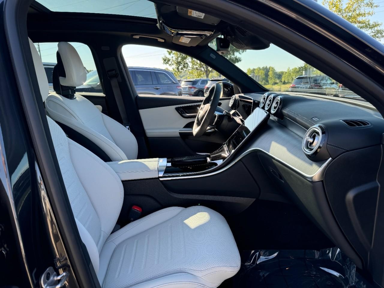 Mercedes-Benz GLC Vehicle Full-screen Gallery Image 17