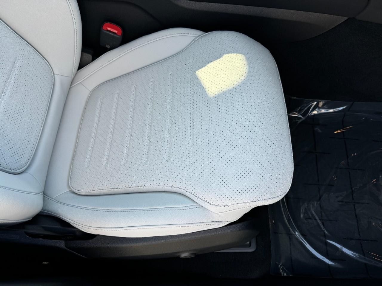 Mercedes-Benz GLC Vehicle Full-screen Gallery Image 18