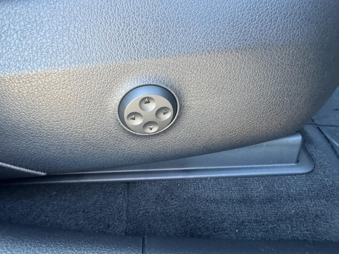 Mercedes-Benz GLC Vehicle Full-screen Gallery Image 19