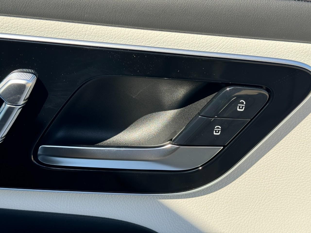 Mercedes-Benz GLC Vehicle Full-screen Gallery Image 21