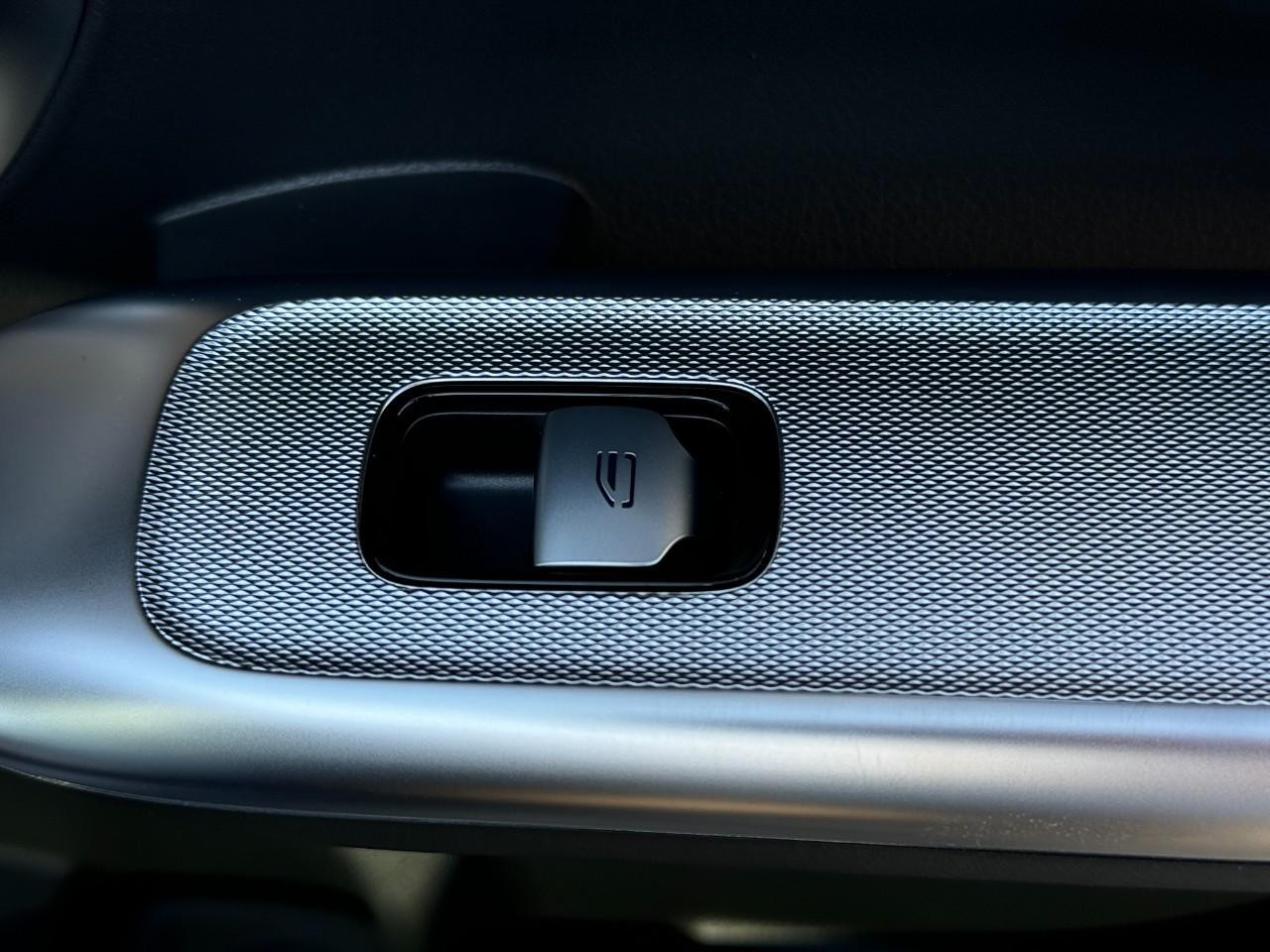 Mercedes-Benz GLC Vehicle Full-screen Gallery Image 22