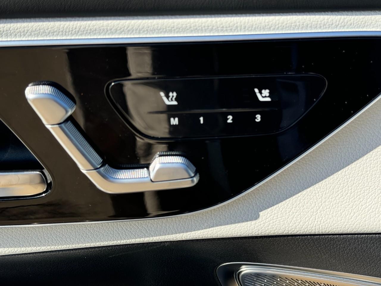 Mercedes-Benz GLC Vehicle Full-screen Gallery Image 23