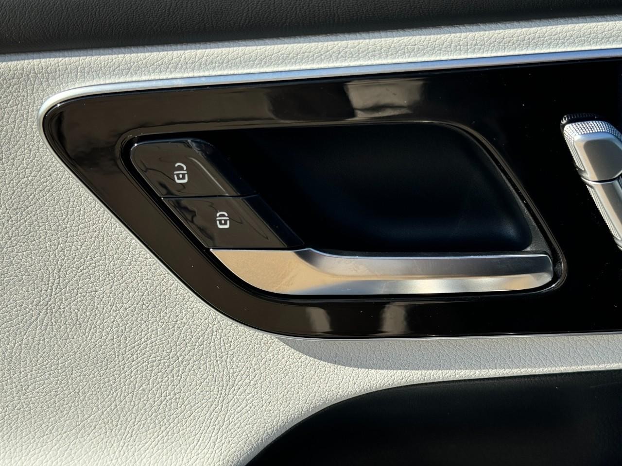 Mercedes-Benz GLC Vehicle Full-screen Gallery Image 24