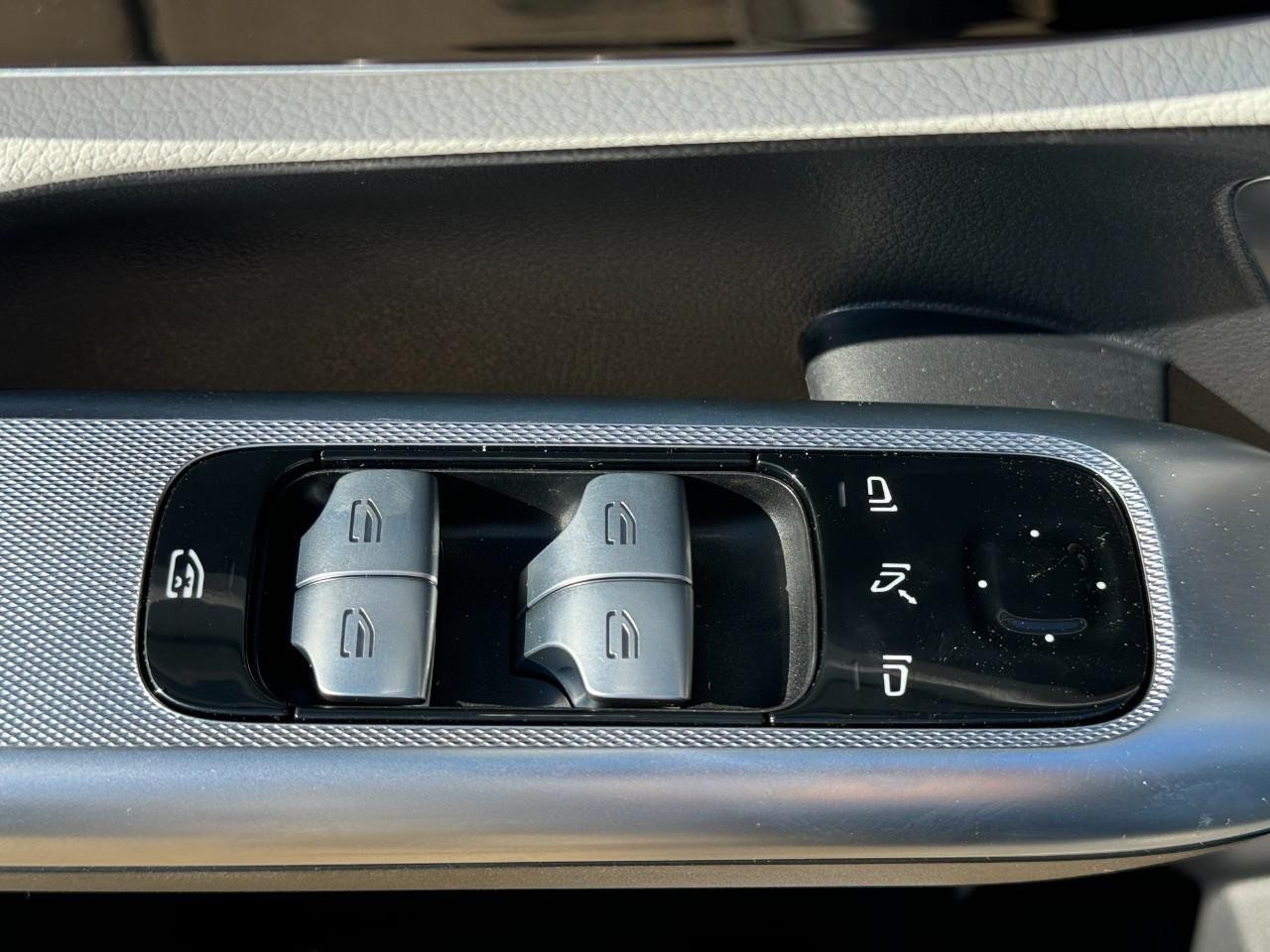 Mercedes-Benz GLC Vehicle Full-screen Gallery Image 25