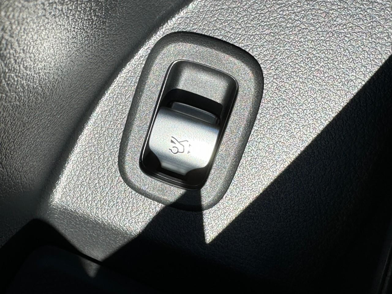 Mercedes-Benz GLC Vehicle Full-screen Gallery Image 26