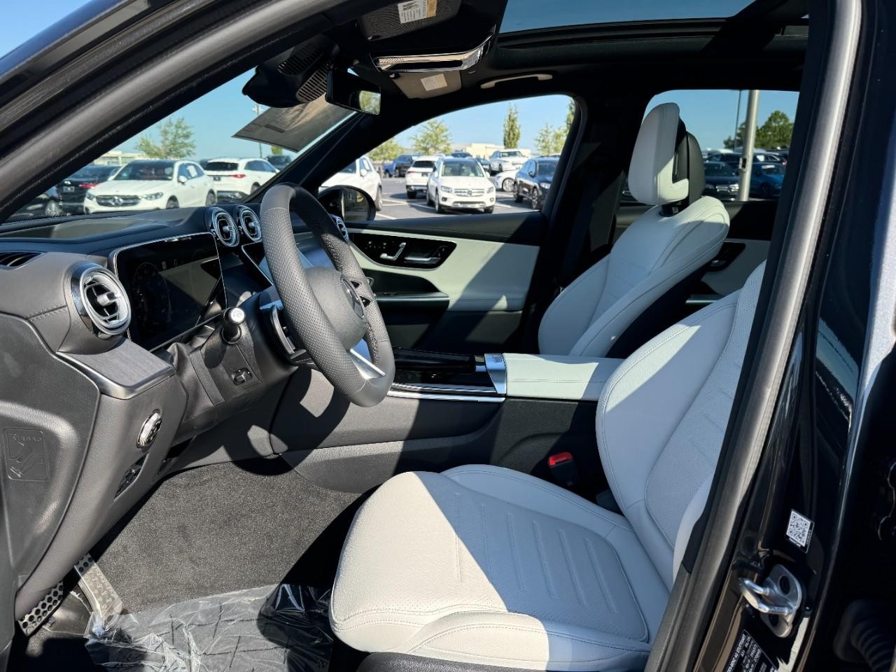 Mercedes-Benz GLC Vehicle Full-screen Gallery Image 27