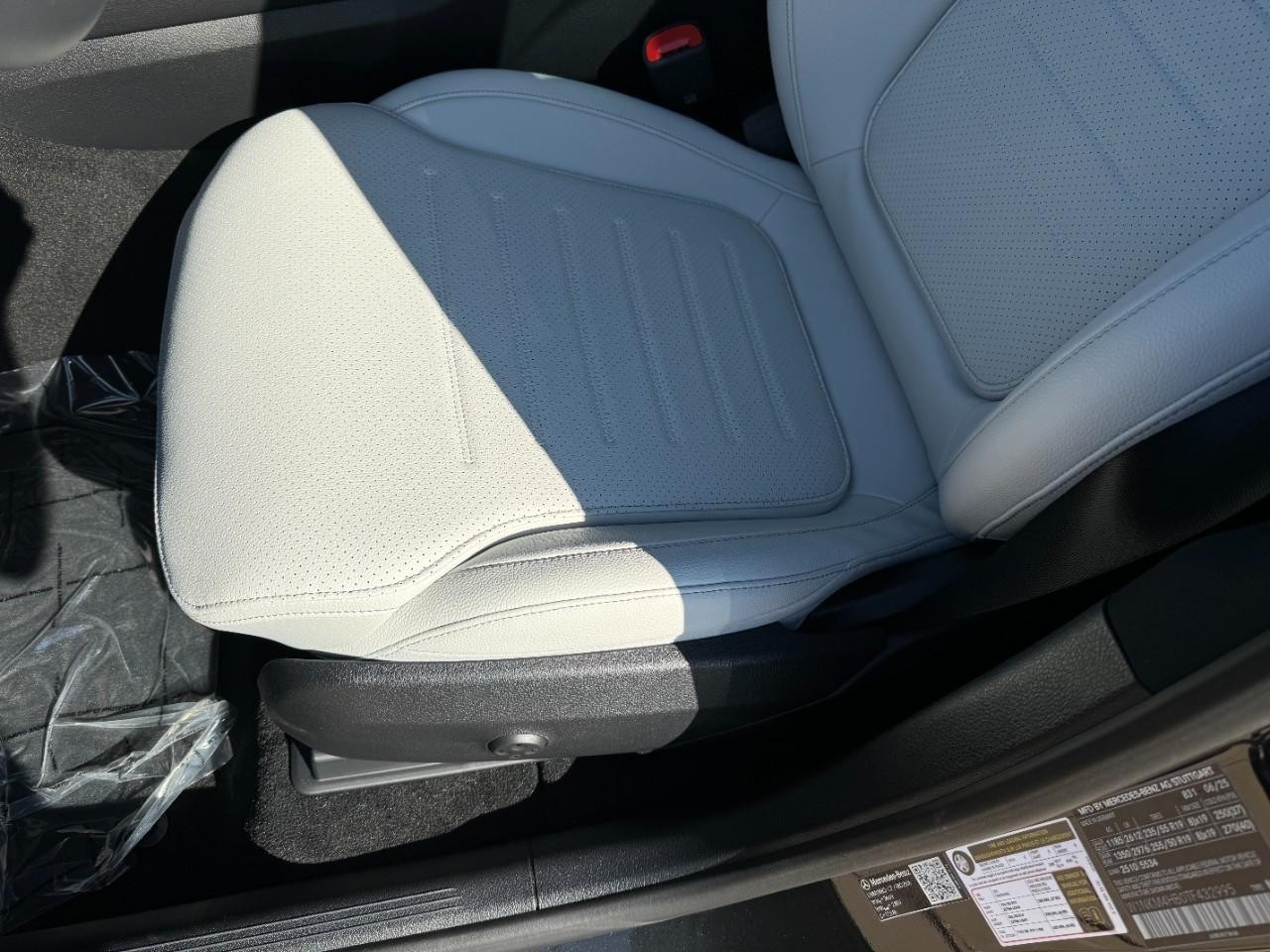 Mercedes-Benz GLC Vehicle Full-screen Gallery Image 28