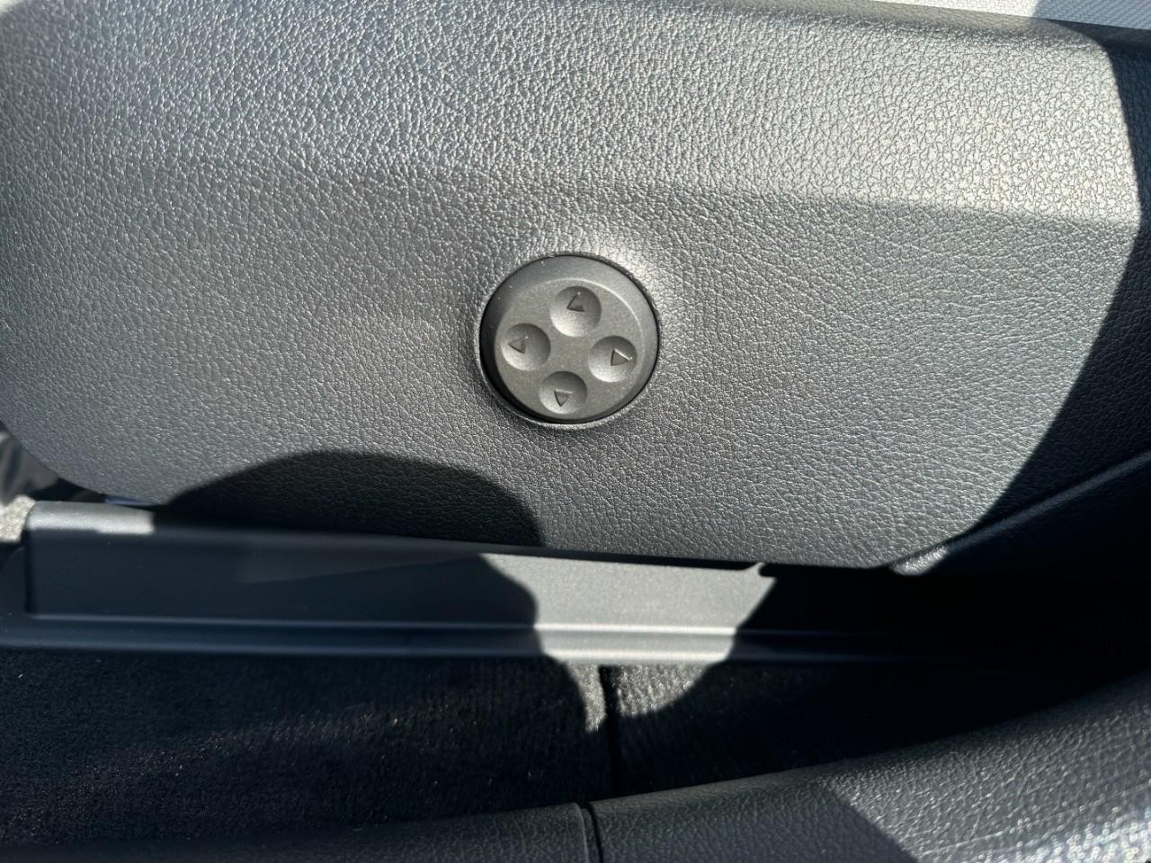 Mercedes-Benz GLC Vehicle Full-screen Gallery Image 29