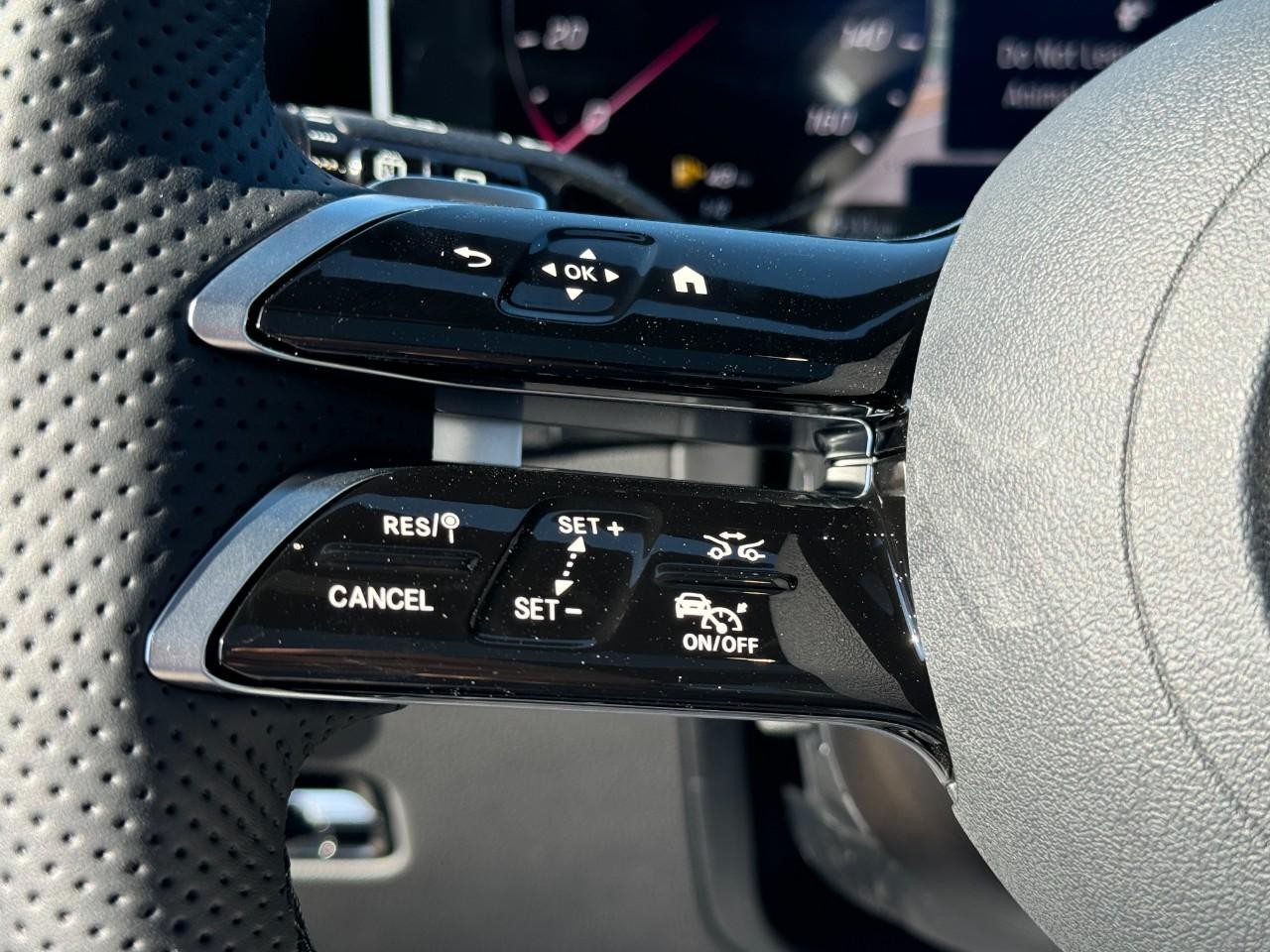 Mercedes-Benz GLC Vehicle Full-screen Gallery Image 31