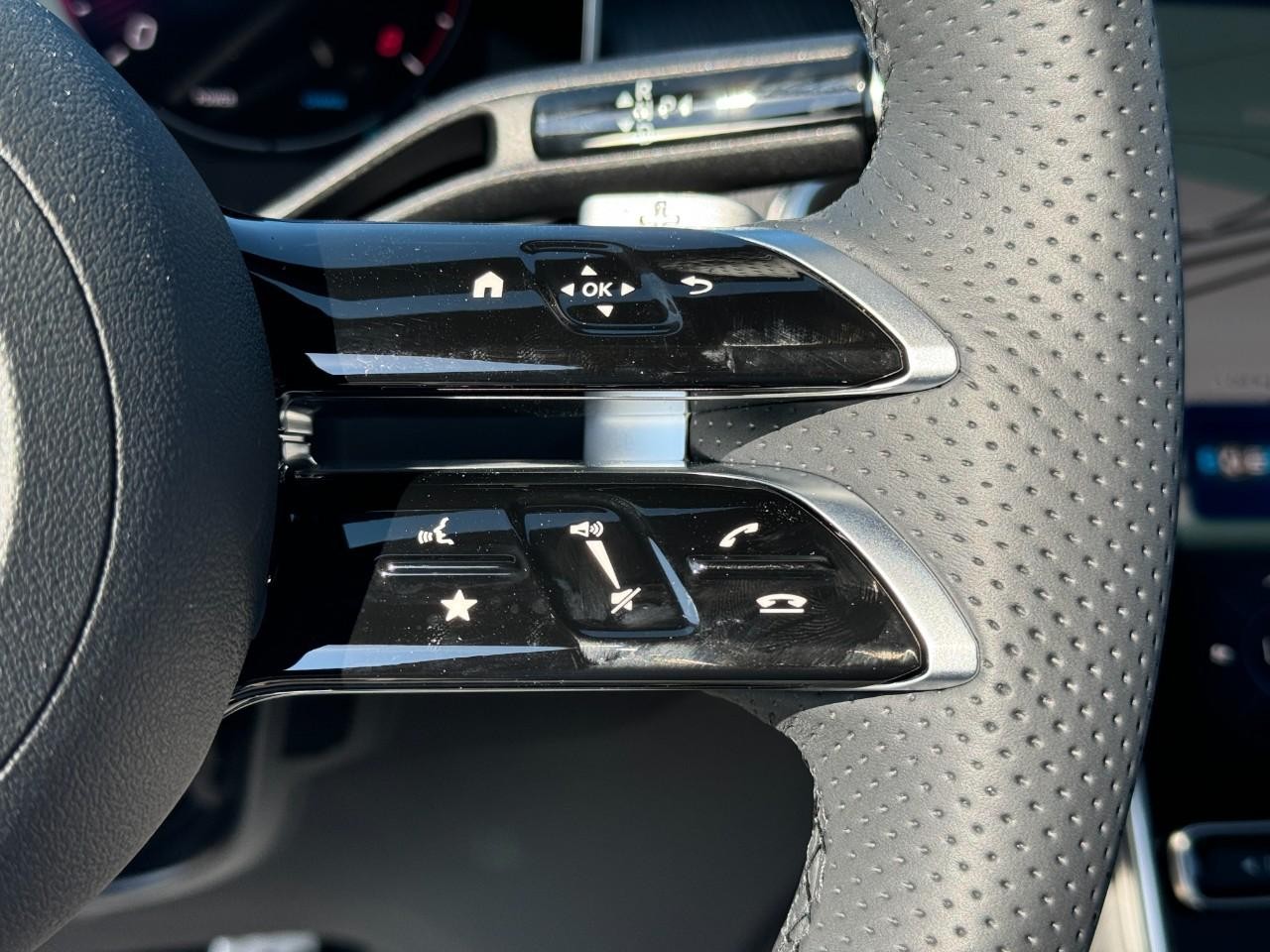 Mercedes-Benz GLC Vehicle Full-screen Gallery Image 32