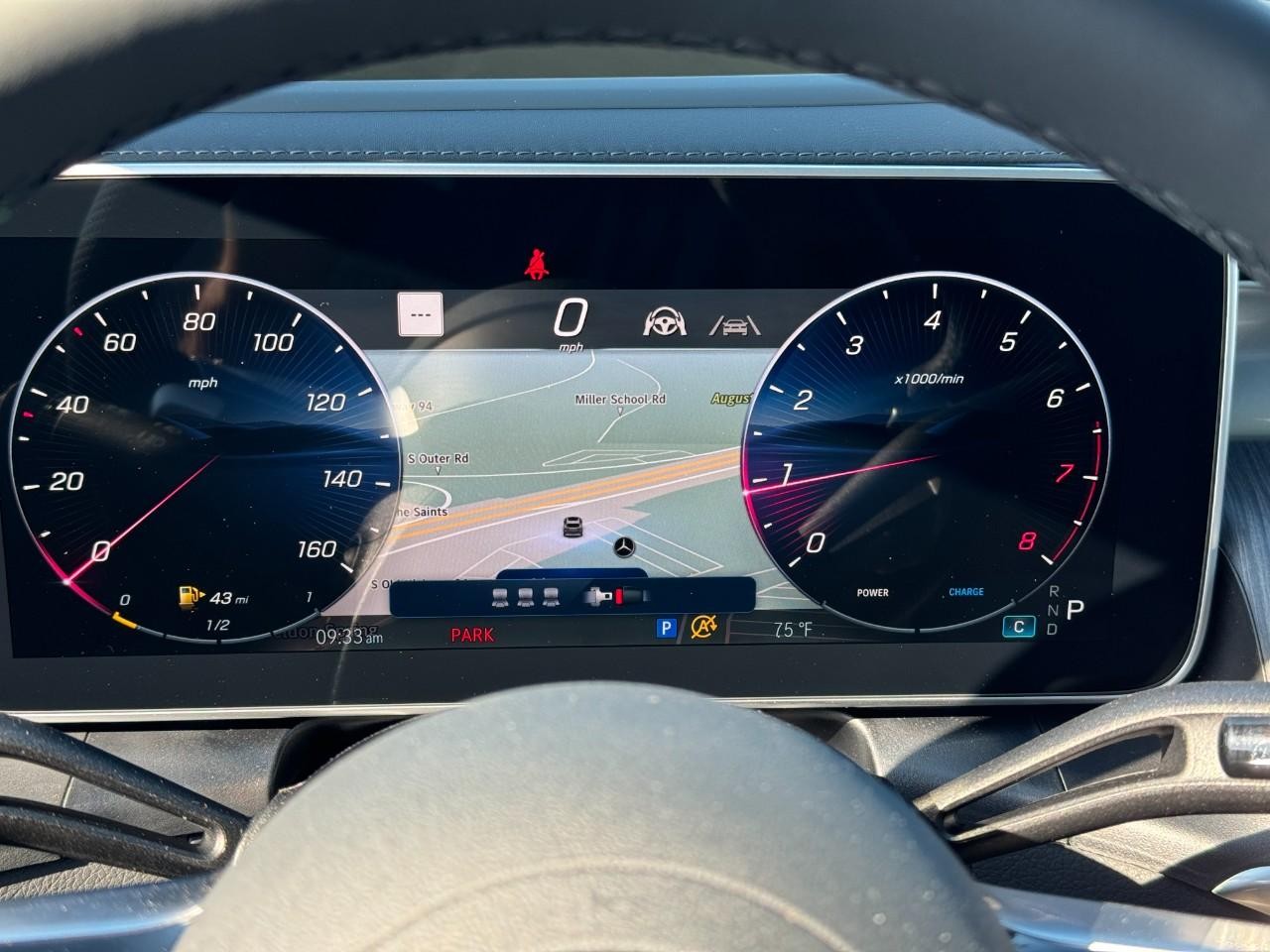 Mercedes-Benz GLC Vehicle Full-screen Gallery Image 33