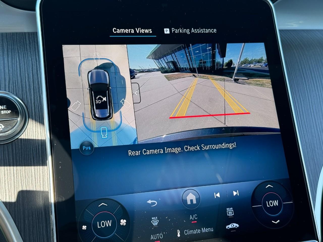 Mercedes-Benz GLC Vehicle Full-screen Gallery Image 35