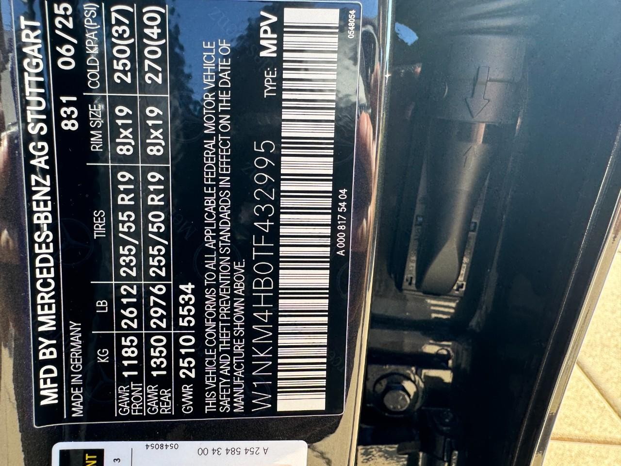 Mercedes-Benz GLC Vehicle Full-screen Gallery Image 36