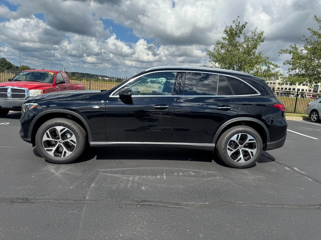 Mercedes-Benz GLC Vehicle Full-screen Gallery Image 2