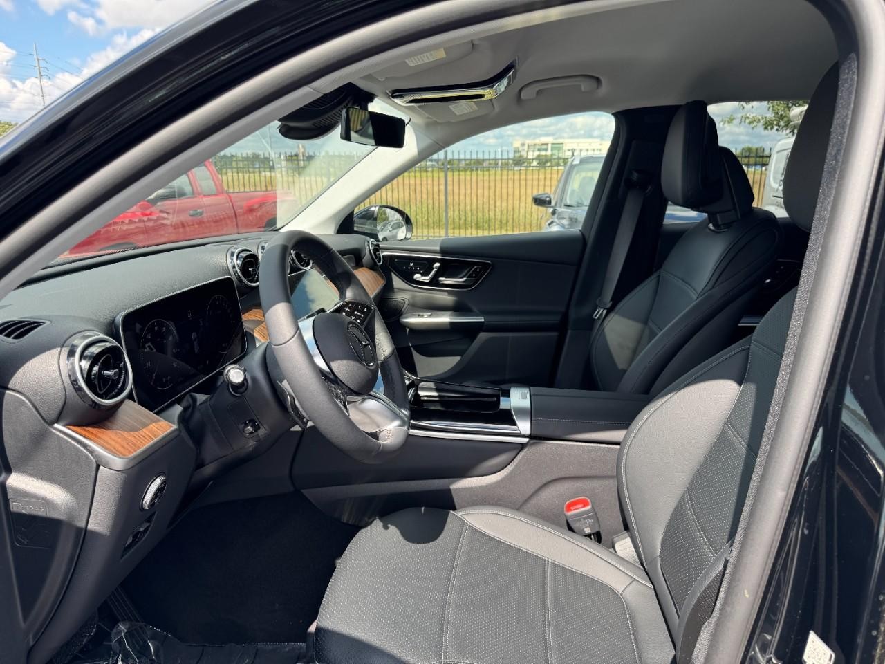 Mercedes-Benz GLC Vehicle Full-screen Gallery Image 9