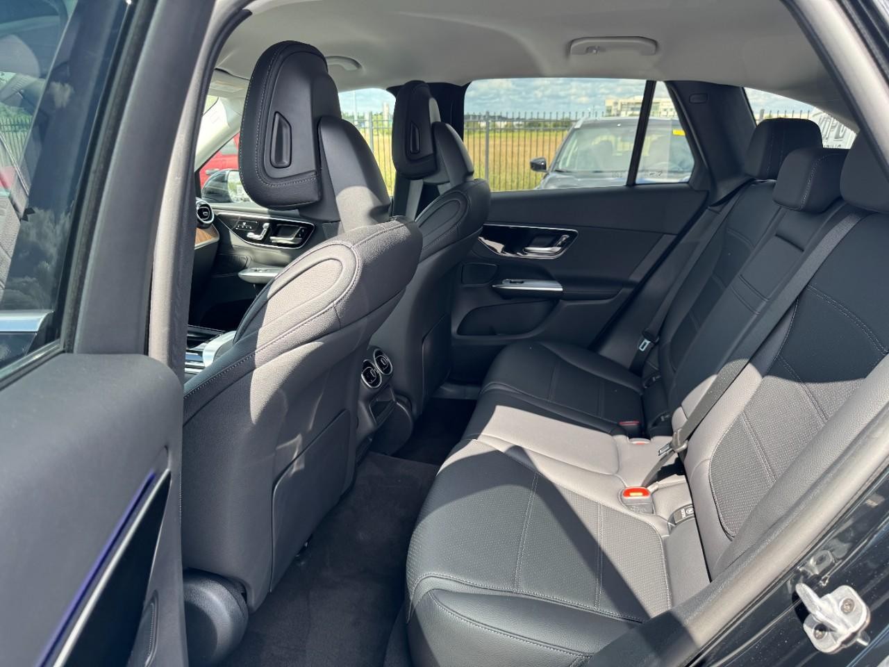 Mercedes-Benz GLC Vehicle Full-screen Gallery Image 10