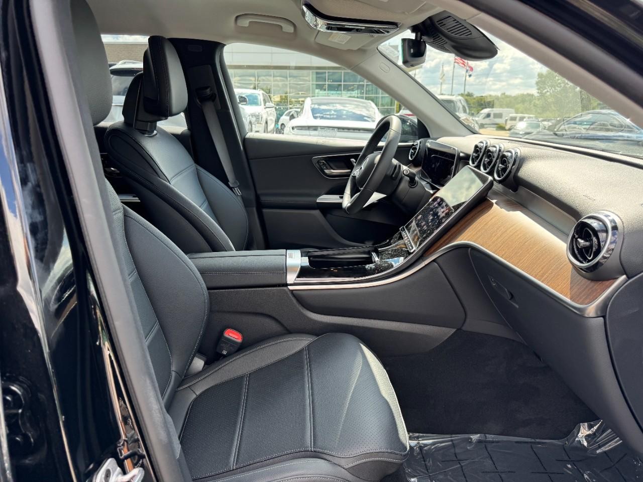 Mercedes-Benz GLC Vehicle Full-screen Gallery Image 11