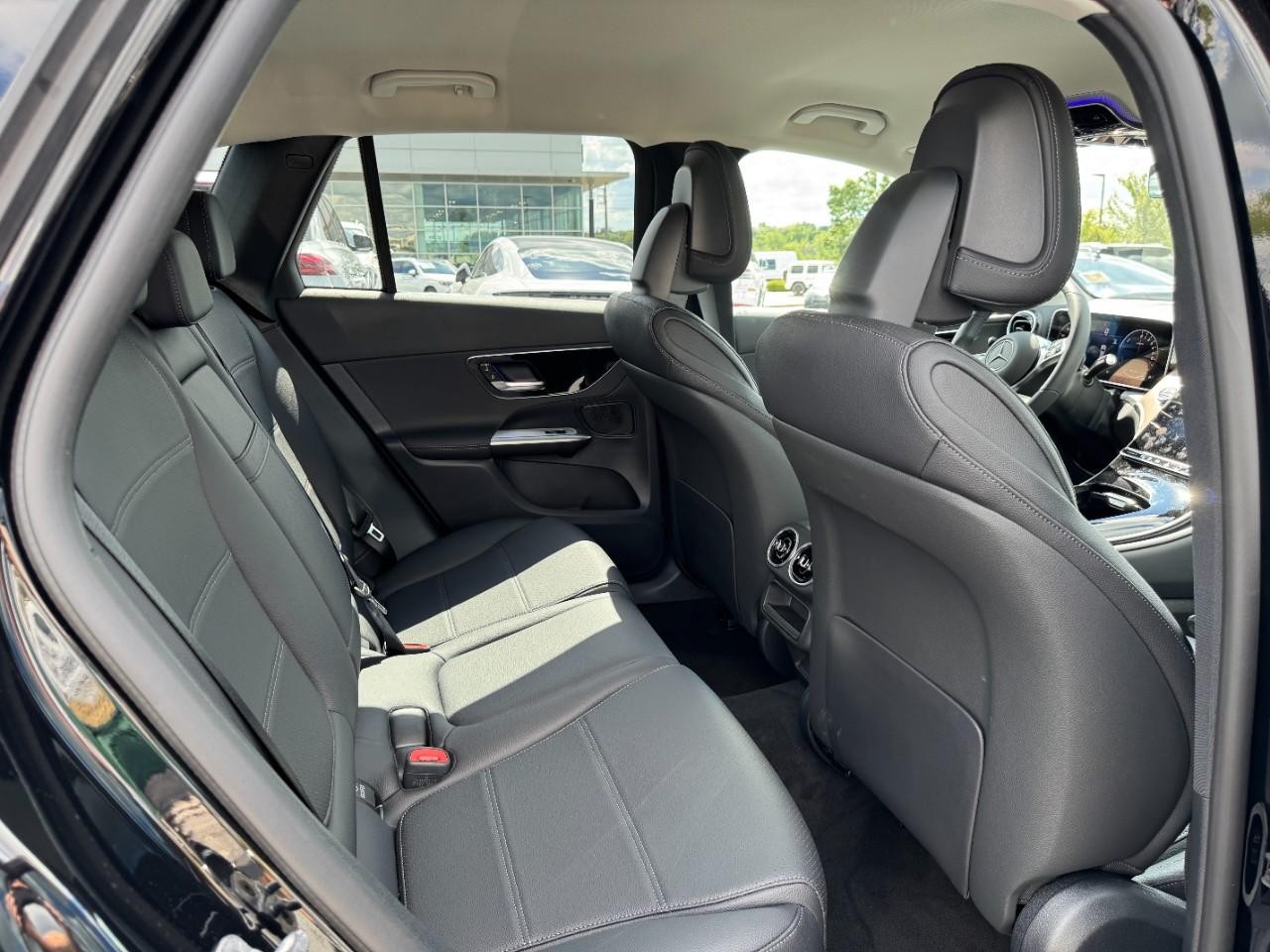 Mercedes-Benz GLC Vehicle Full-screen Gallery Image 12