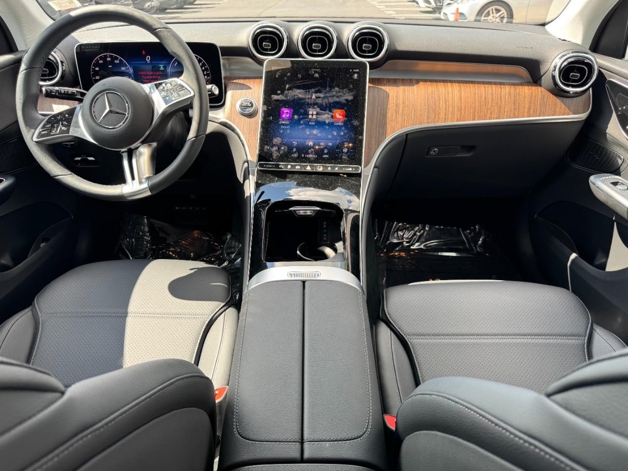 Mercedes-Benz GLC Vehicle Full-screen Gallery Image 13