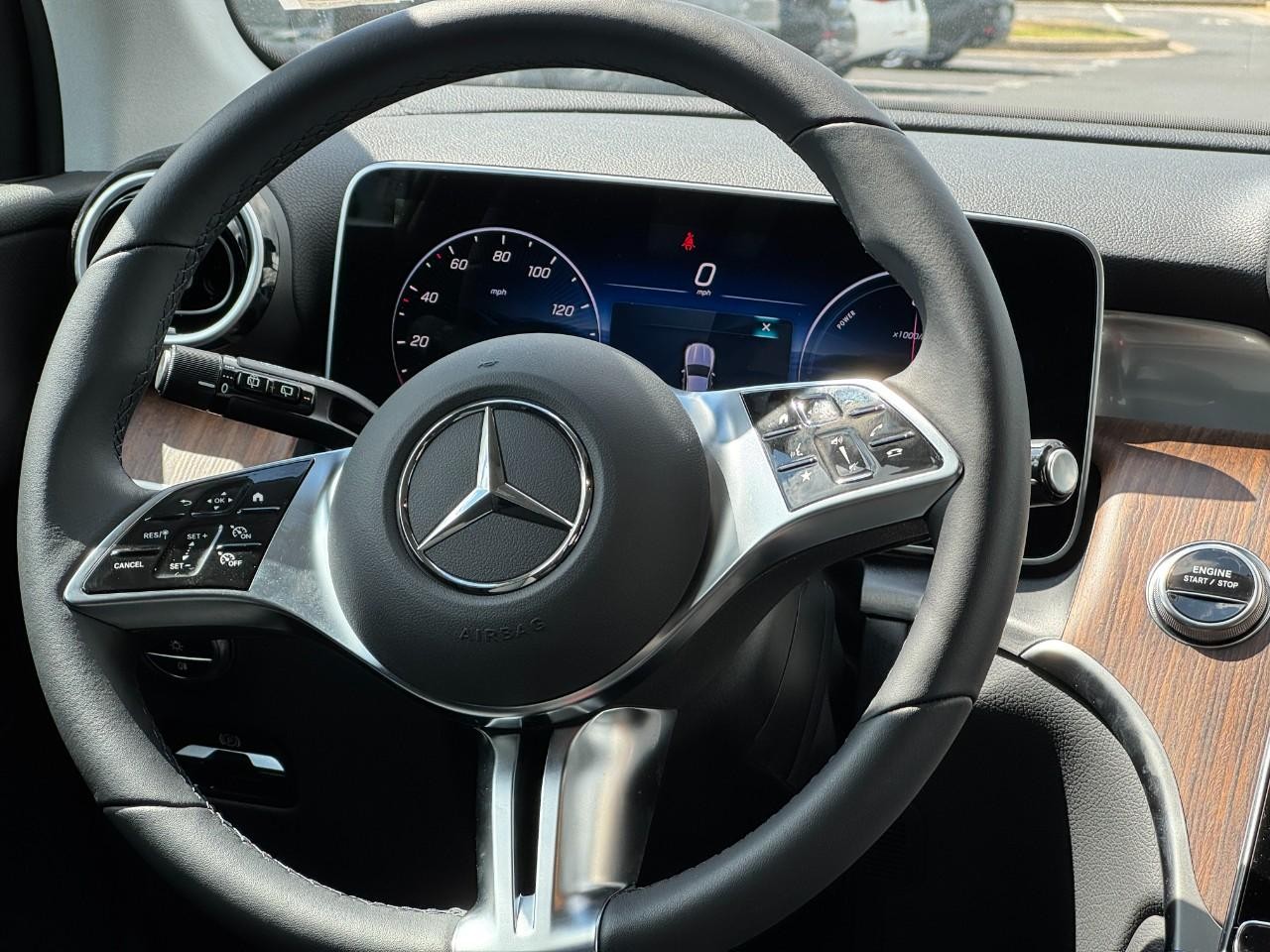 Mercedes-Benz GLC Vehicle Full-screen Gallery Image 14