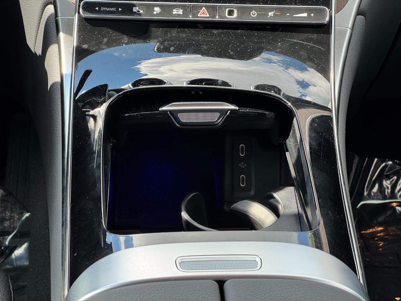 Mercedes-Benz GLC Vehicle Full-screen Gallery Image 16