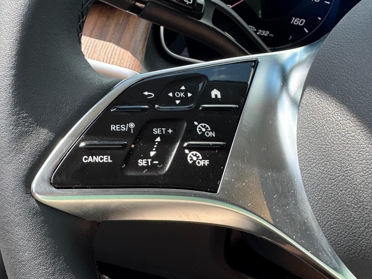 Mercedes-Benz GLC Vehicle Full-screen Gallery Image 19