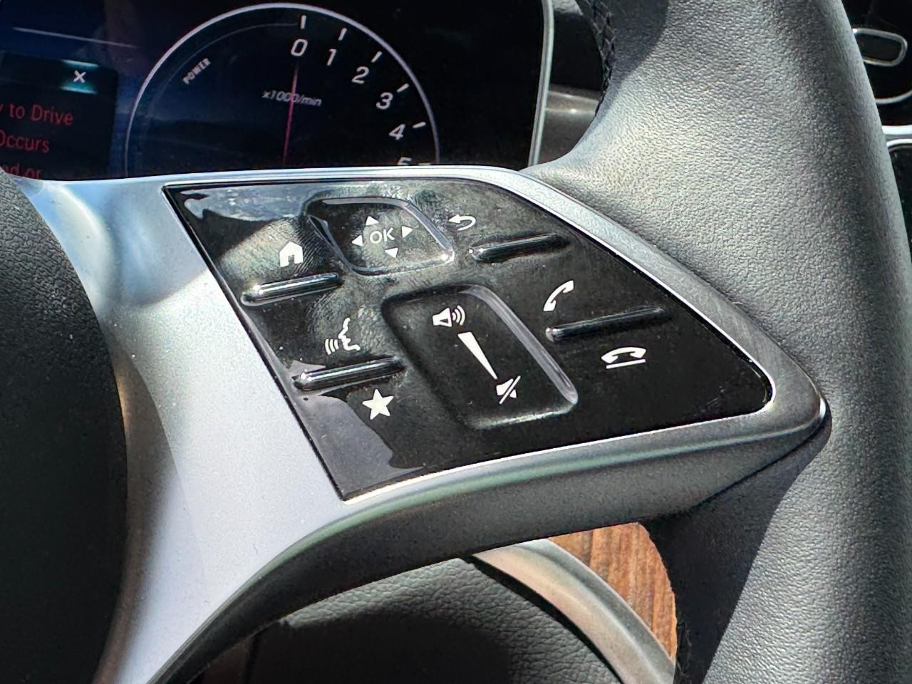 Mercedes-Benz GLC Vehicle Full-screen Gallery Image 20