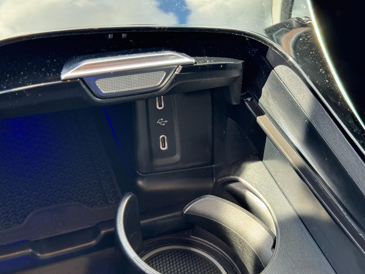 Mercedes-Benz GLC Vehicle Full-screen Gallery Image 24