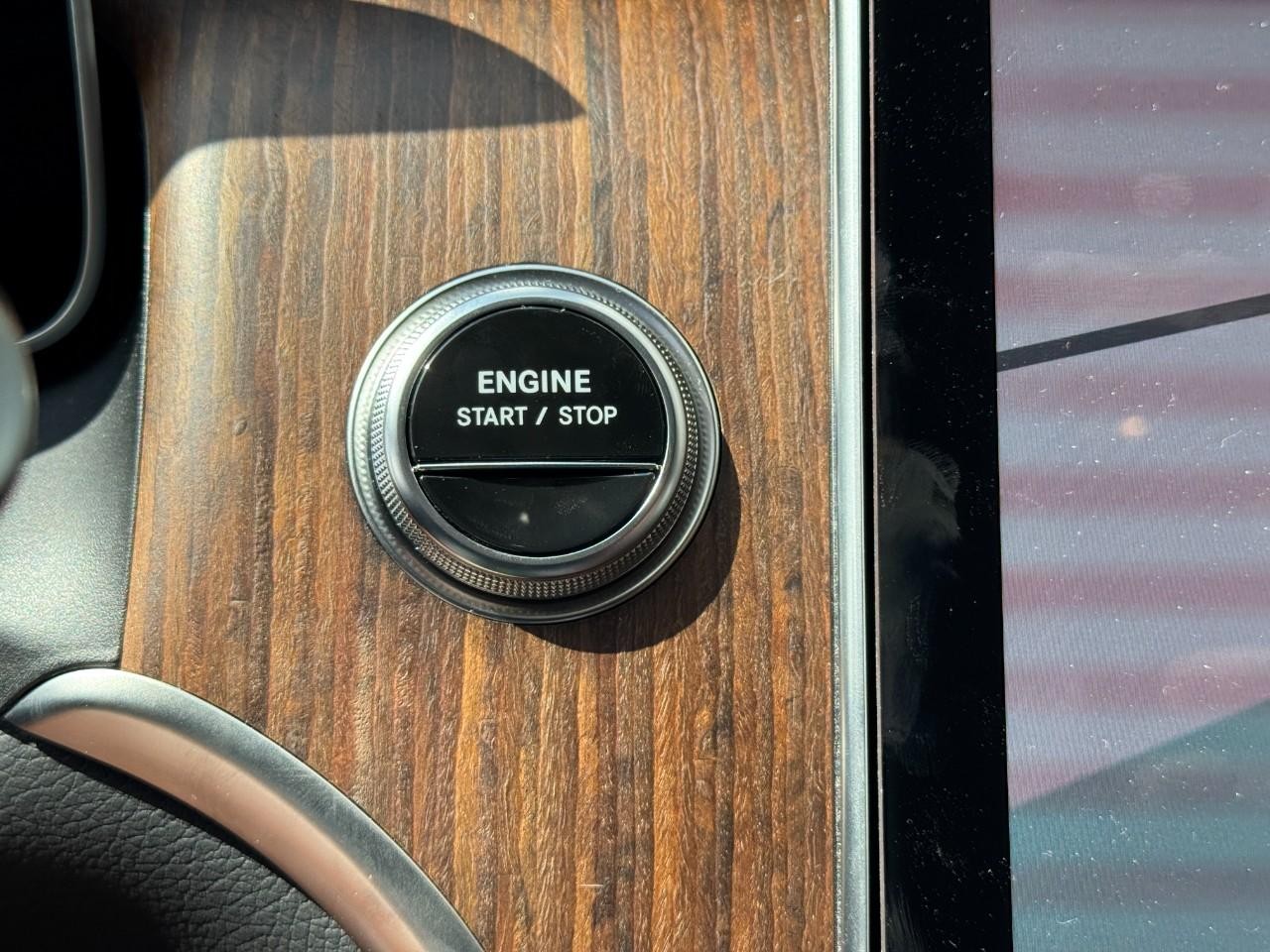 Mercedes-Benz GLC Vehicle Full-screen Gallery Image 25