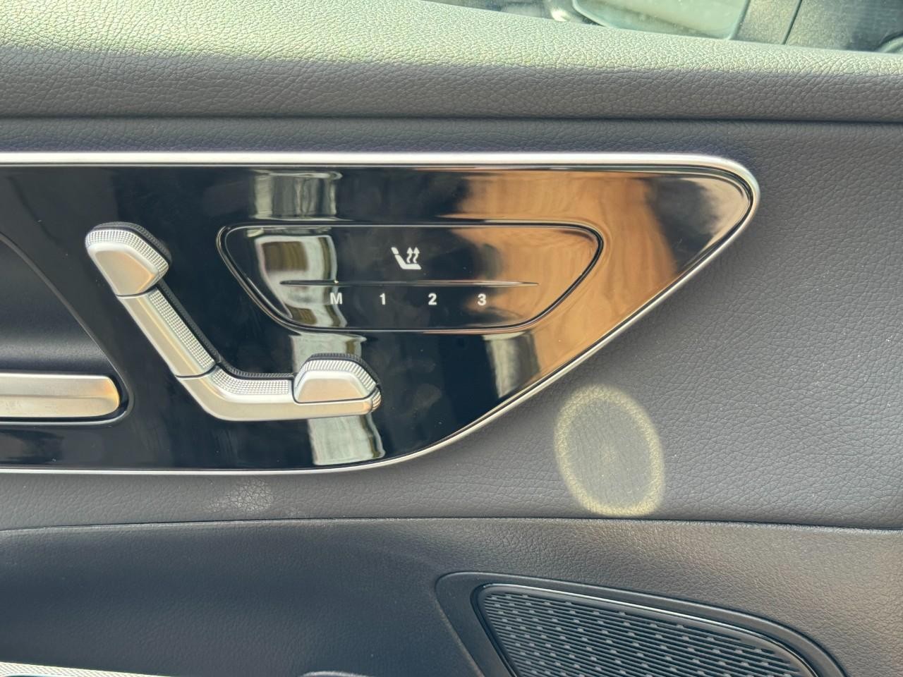 Mercedes-Benz GLC Vehicle Full-screen Gallery Image 26