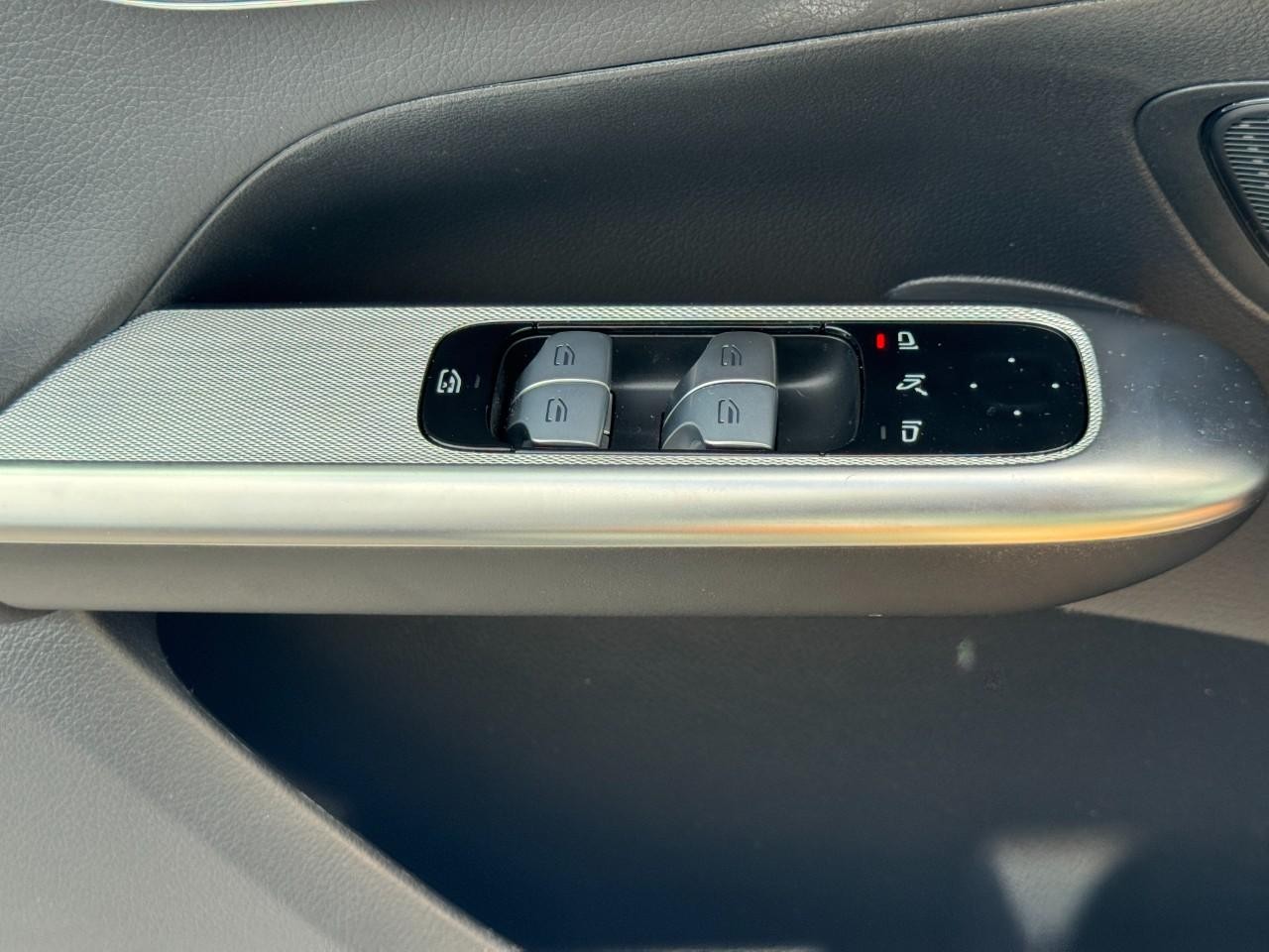 Mercedes-Benz GLC Vehicle Full-screen Gallery Image 27