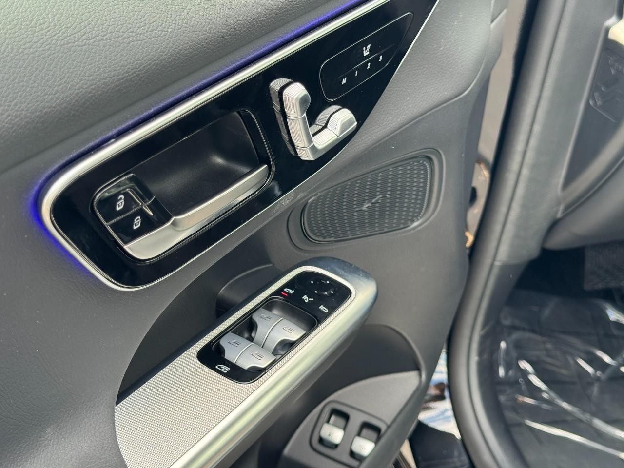 Mercedes-Benz GLC Vehicle Full-screen Gallery Image 28