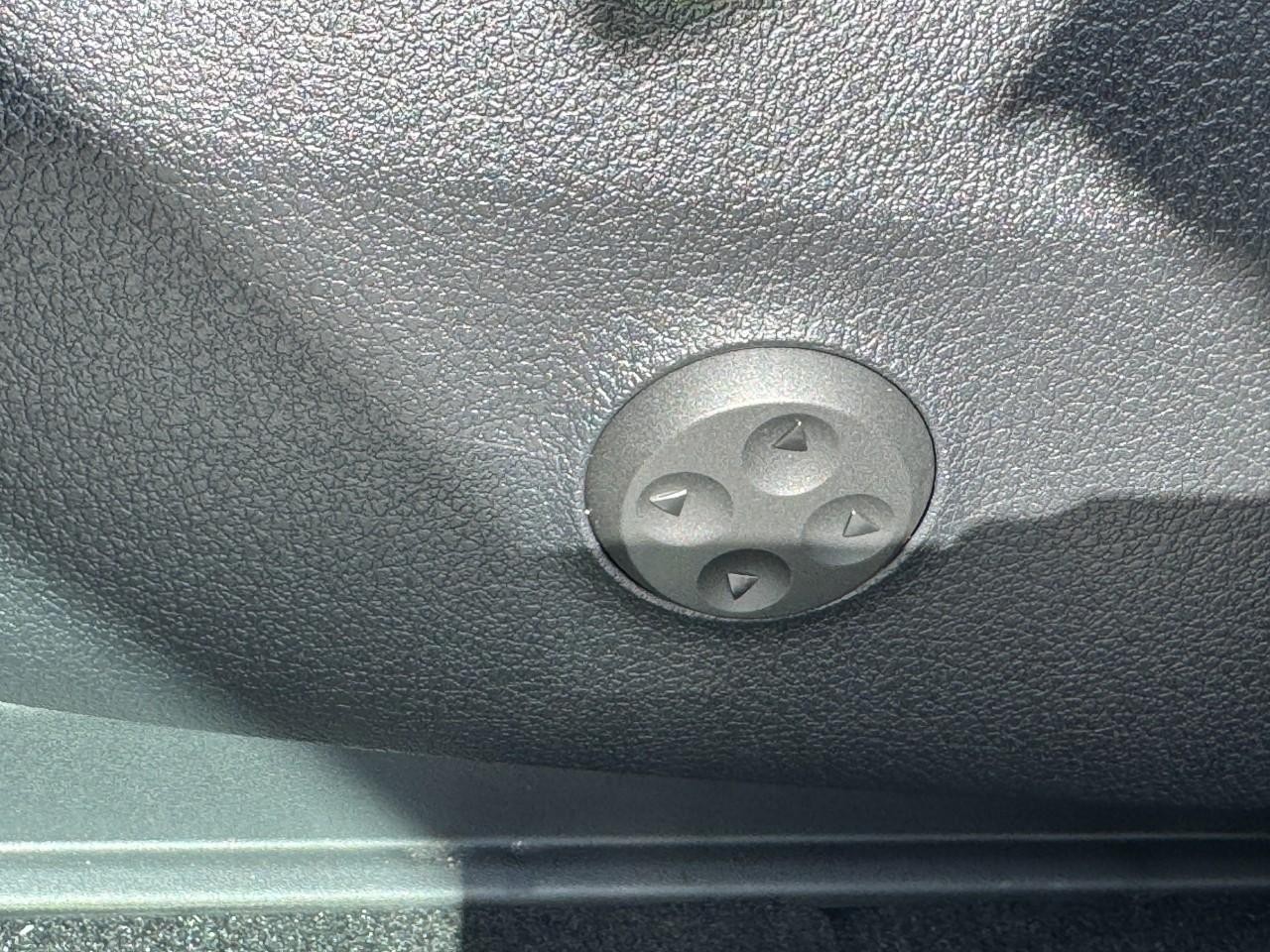 Mercedes-Benz GLC Vehicle Full-screen Gallery Image 29