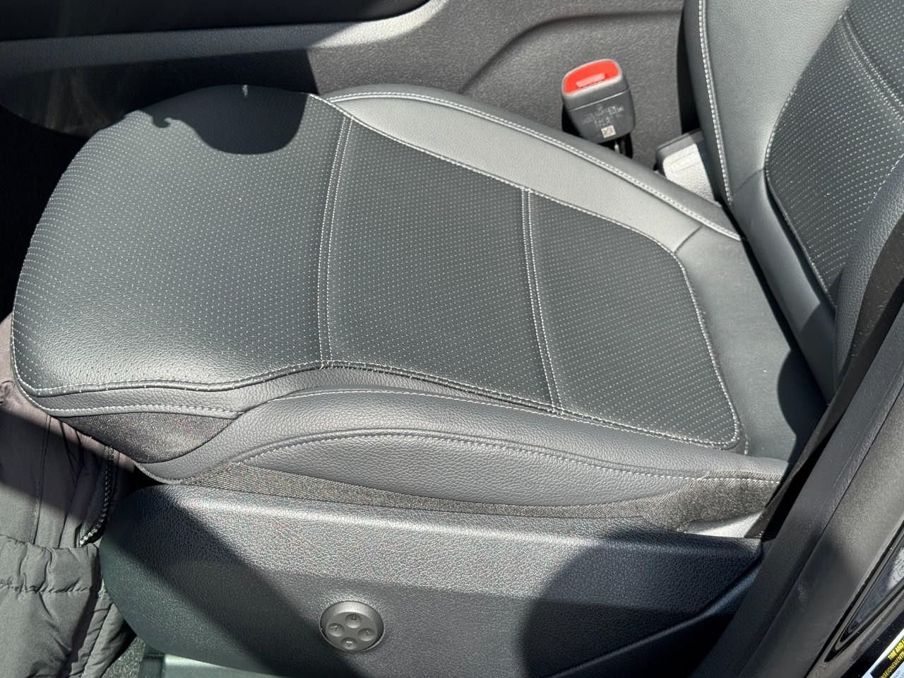 Mercedes-Benz GLC Vehicle Full-screen Gallery Image 30