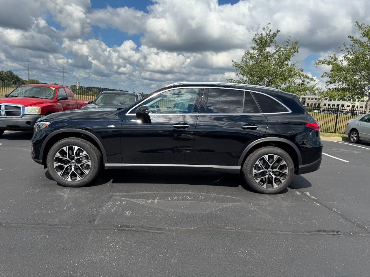 Mercedes-Benz GLC Vehicle Full-screen Gallery Image 2