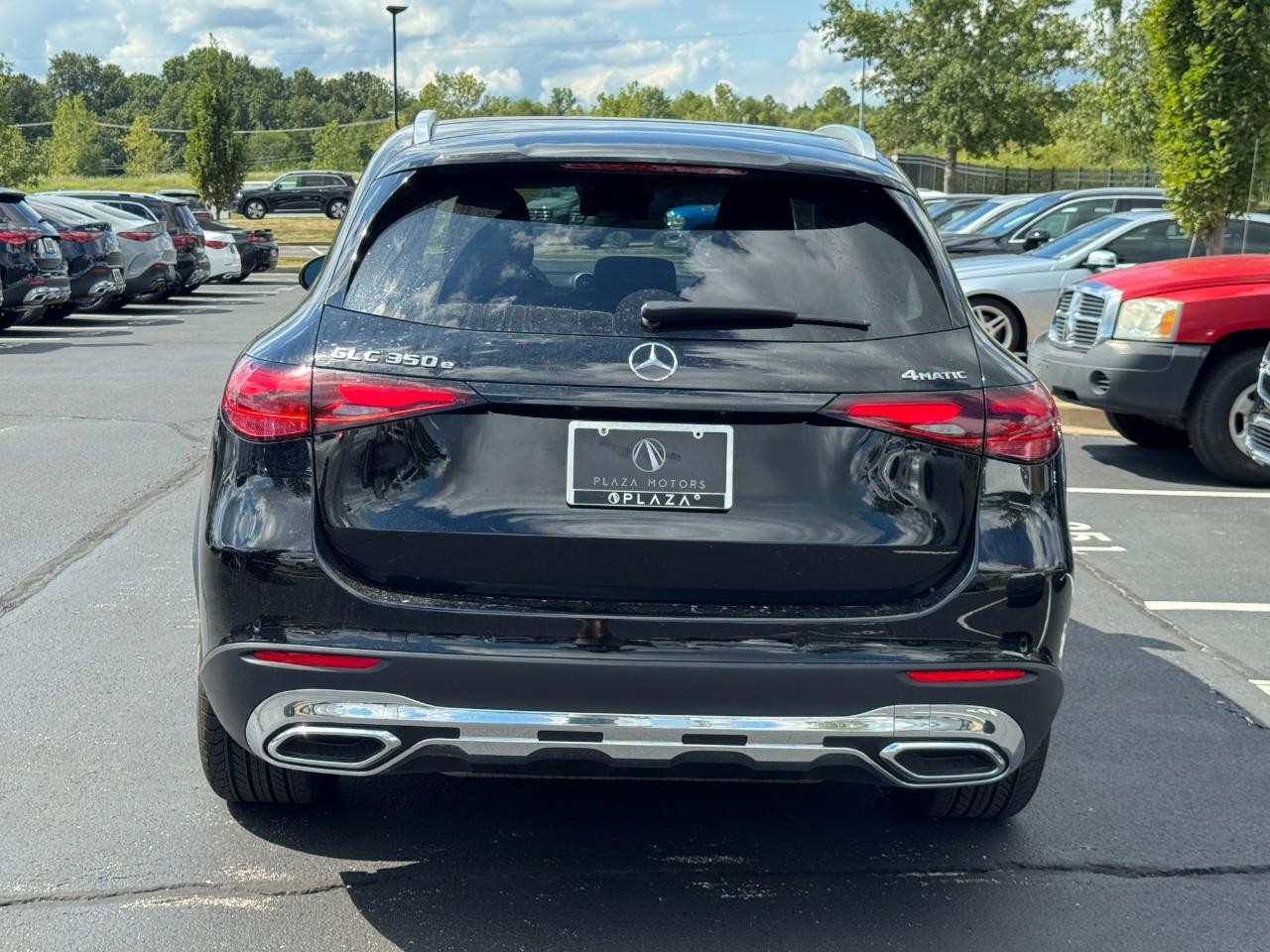 Mercedes-Benz GLC Vehicle Full-screen Gallery Image 4