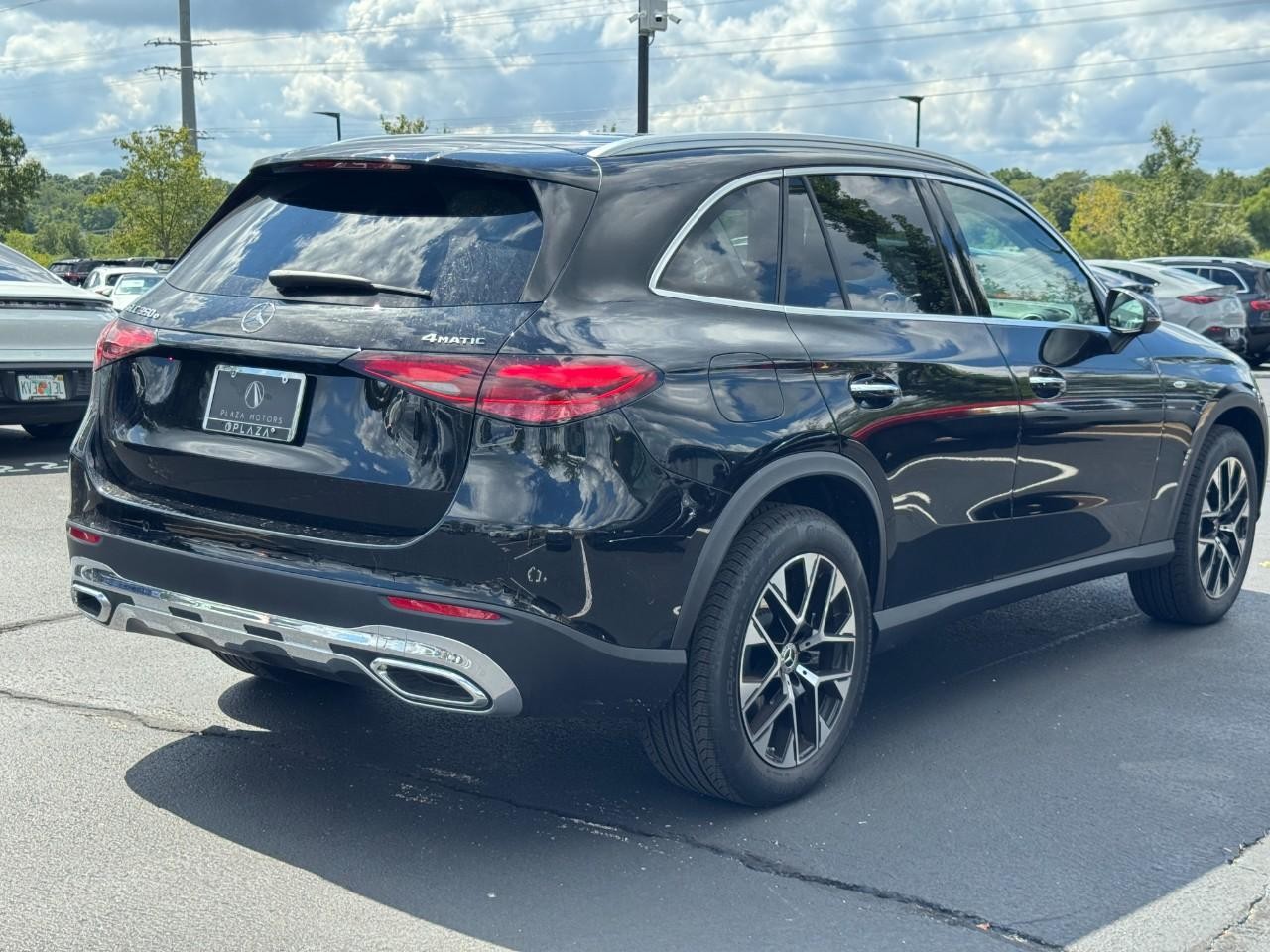 Mercedes-Benz GLC Vehicle Full-screen Gallery Image 5